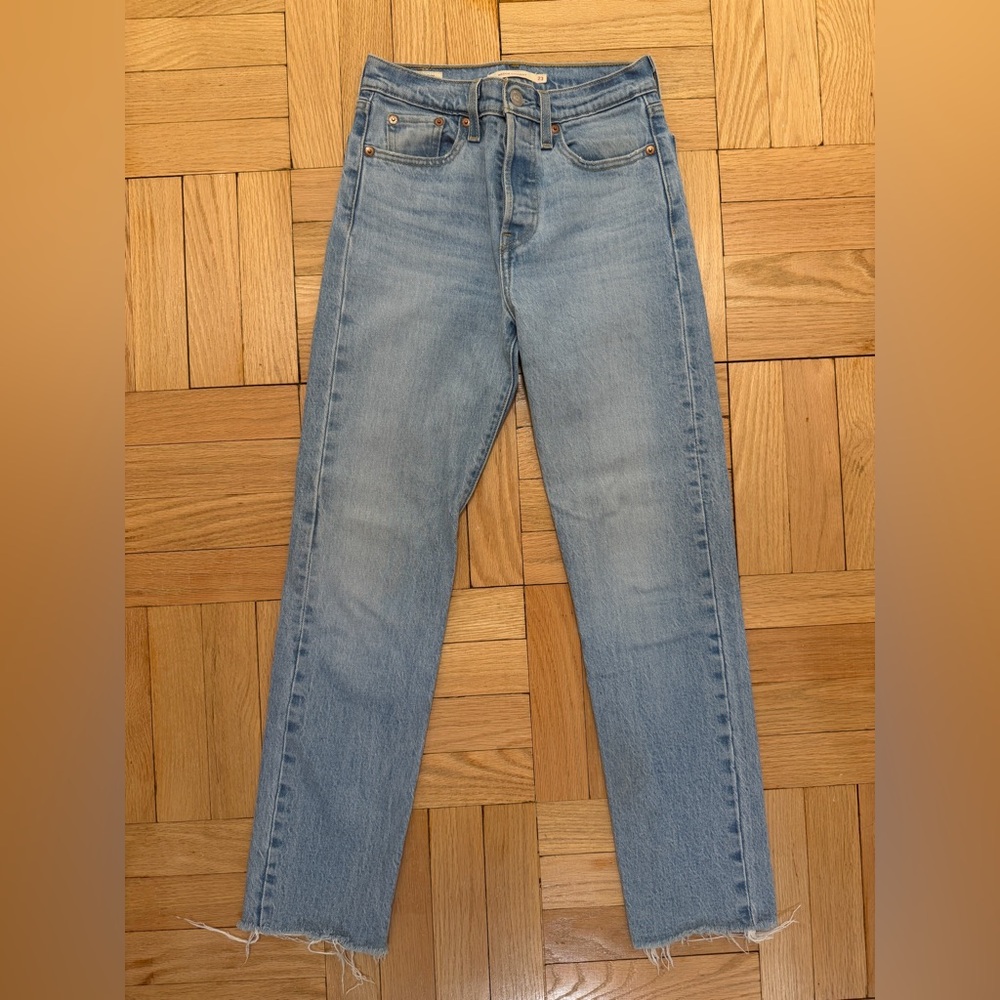 Levi's Women's Wedgie Straight Leg Jeans Size 23 in Light Blue Wash